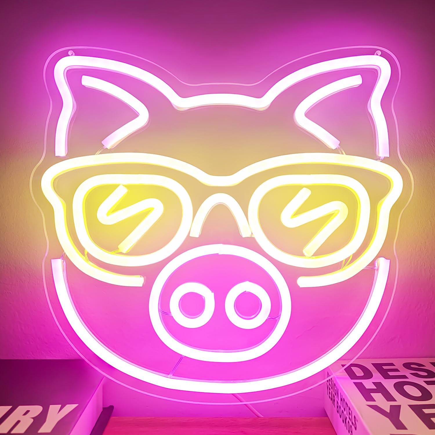 Outdoor Lighting Decor Ideas - Cochon rose avec lunettes jaunes enseigne
